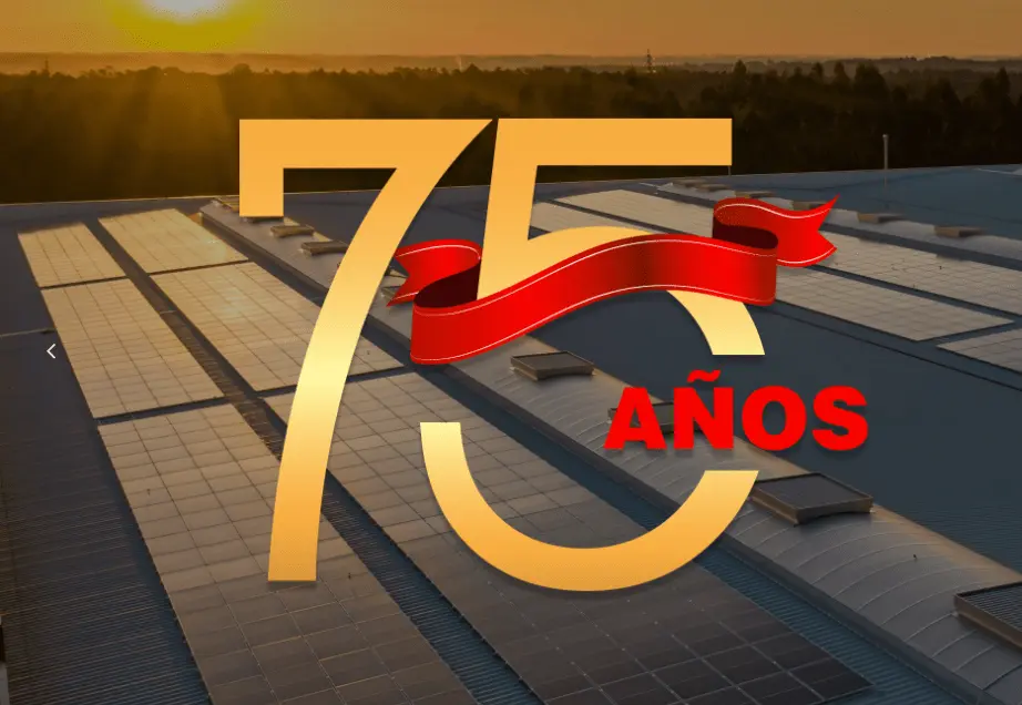 Emblema conmemorativo de los 75 años de INELCO sobre un proyecto fotovoltaico